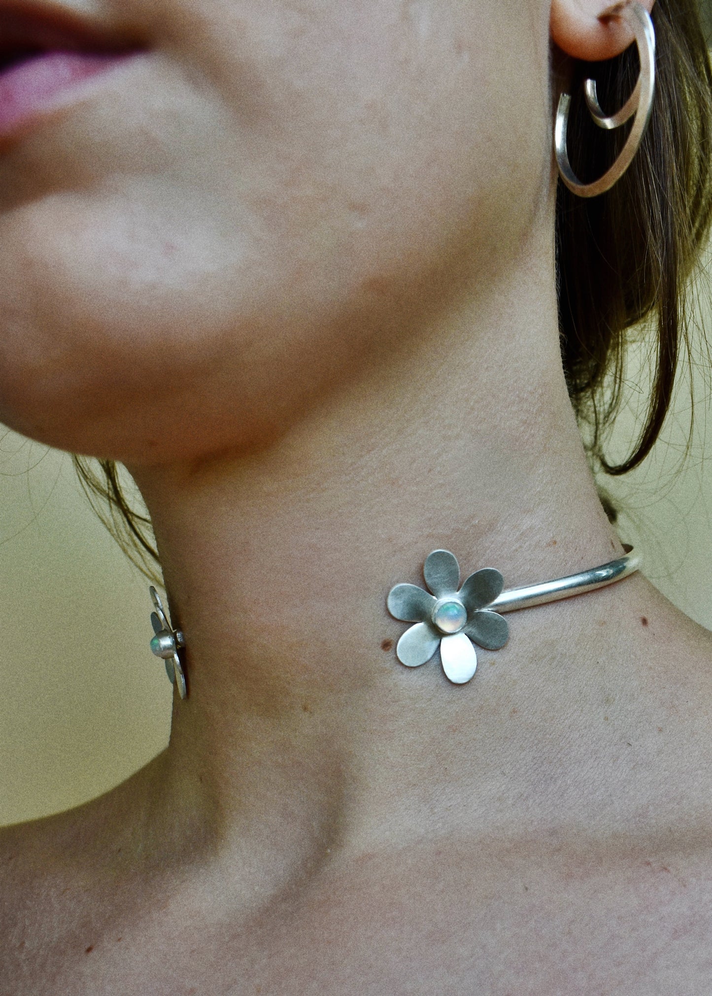 daisy choker cuff